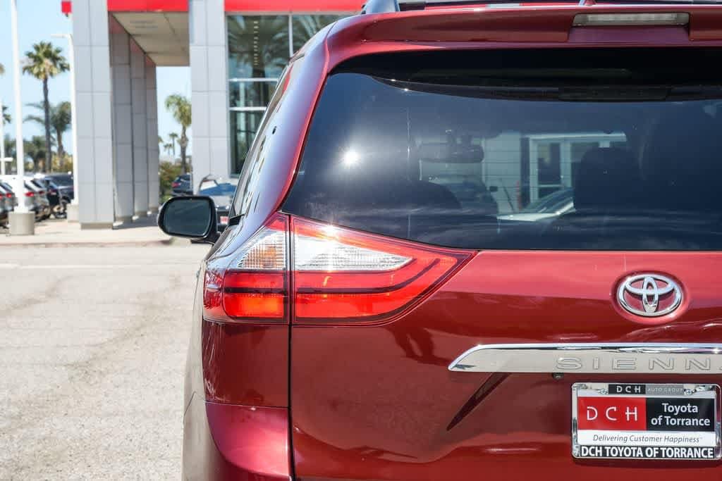 Thumbnail: 2015 Toyota Sienna - 6