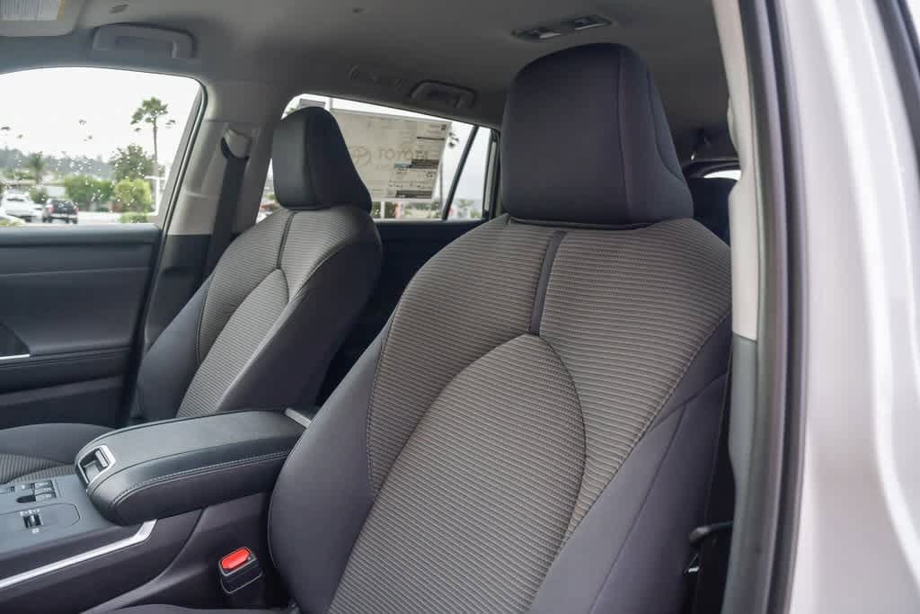 2025 Toyota Highlander LE 17