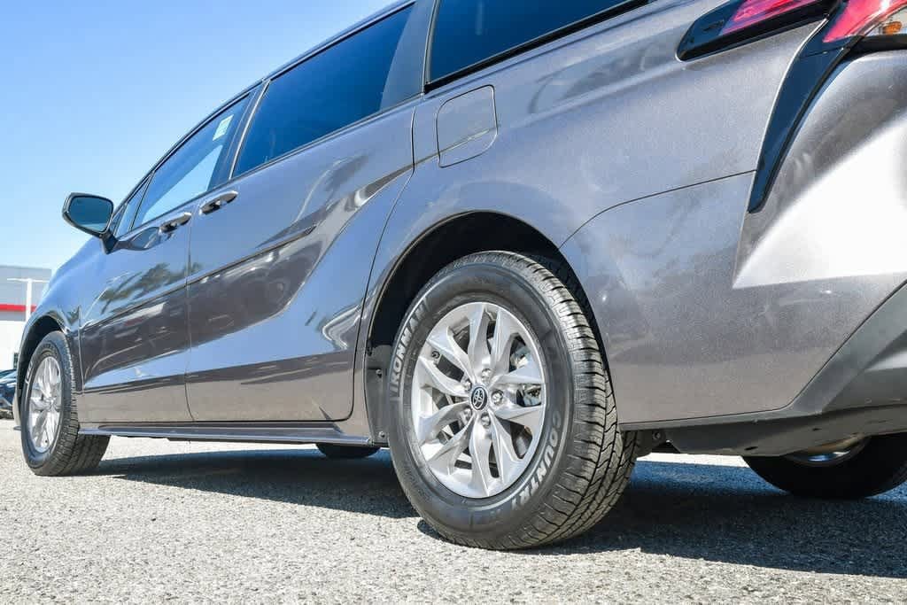 Thumbnail: 2022 Toyota Sienna - 10