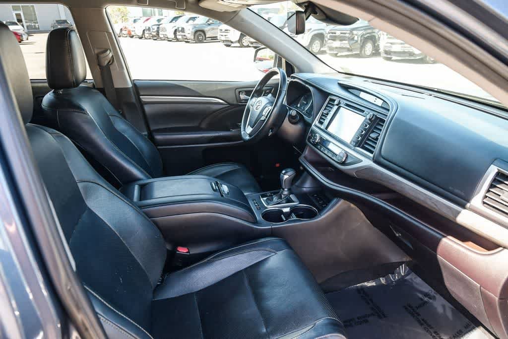 Thumbnail: 2019 Toyota Highlander - 15