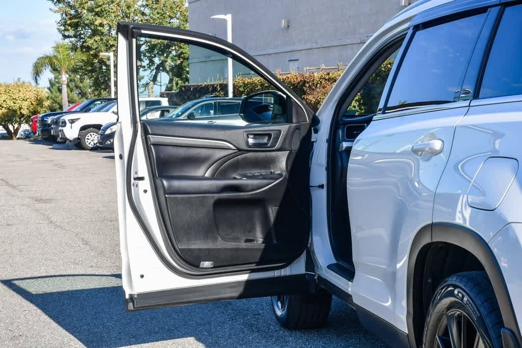 Thumbnail: 2019 Toyota Highlander - 20