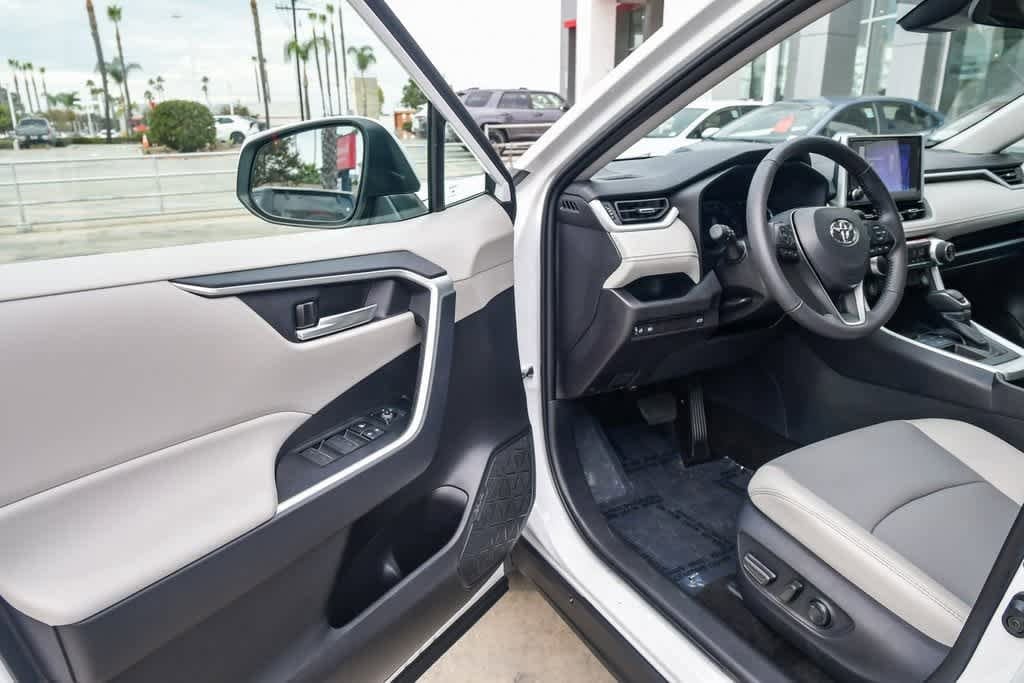 Thumbnail: 2025 Toyota RAV4 - 21