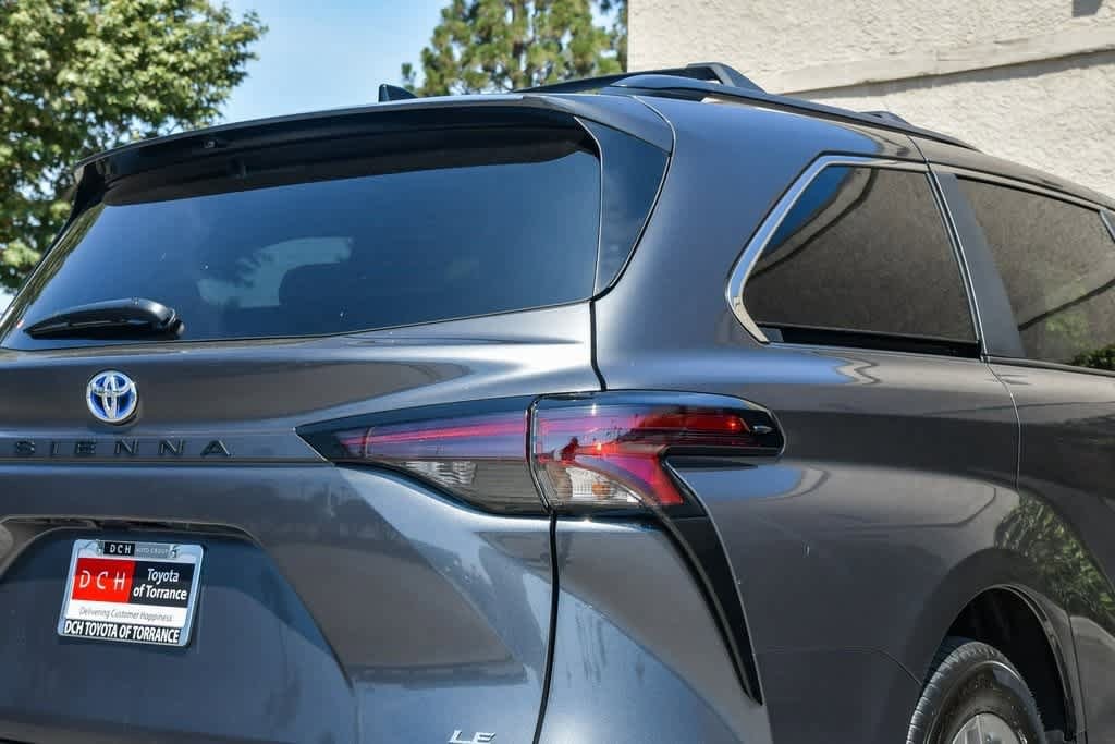 2025 Toyota Sienna LE 9