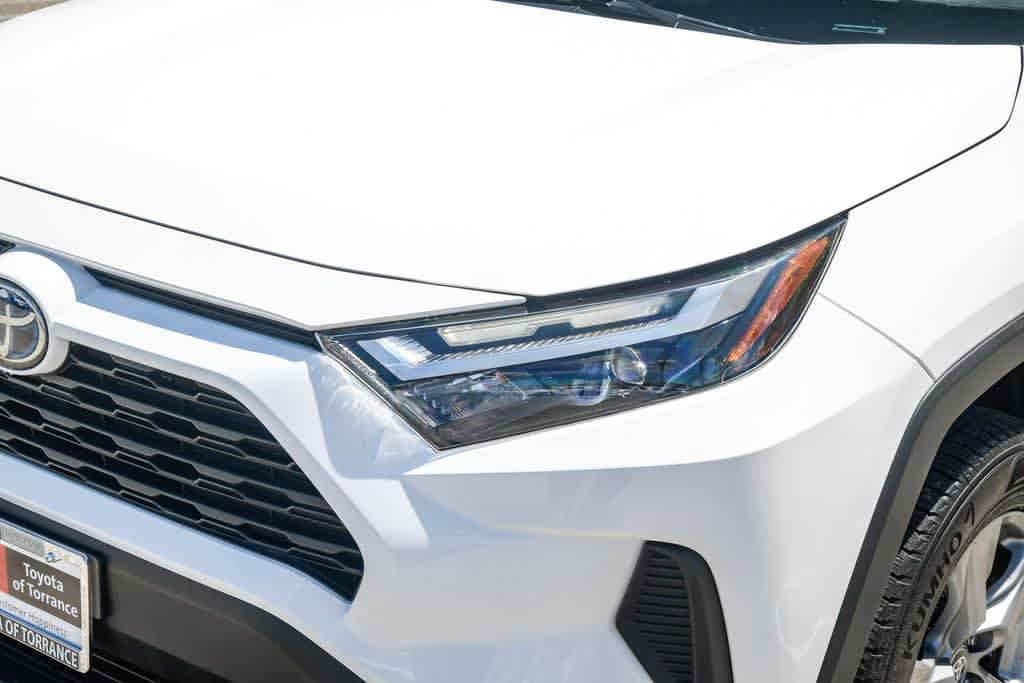 2023 Toyota RAV4 Hybrid LE photo 4