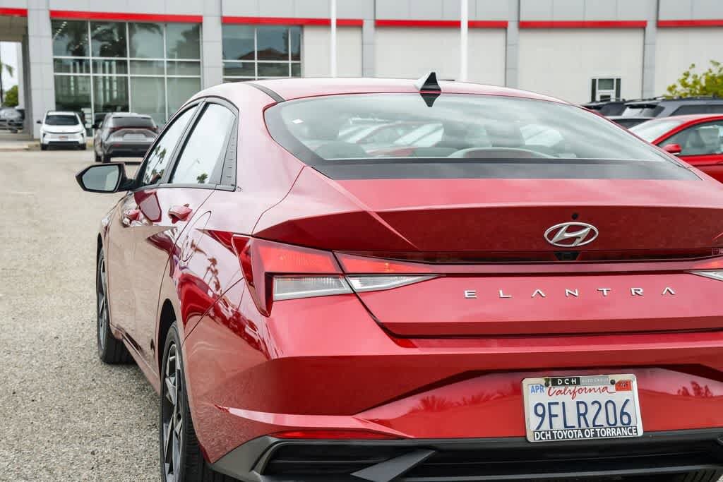 2023 Hyundai Elantra SEL photo 5