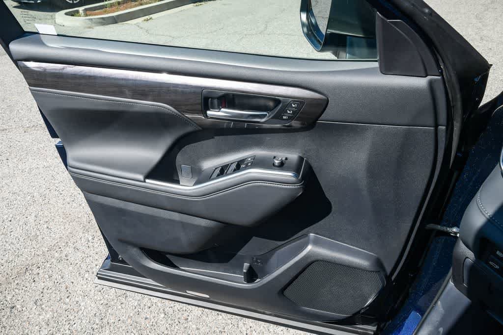 Thumbnail: 2026 Toyota Highlander - 25