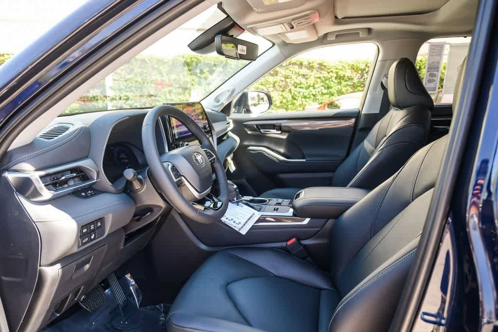 Thumbnail: 2026 Toyota Highlander - 16