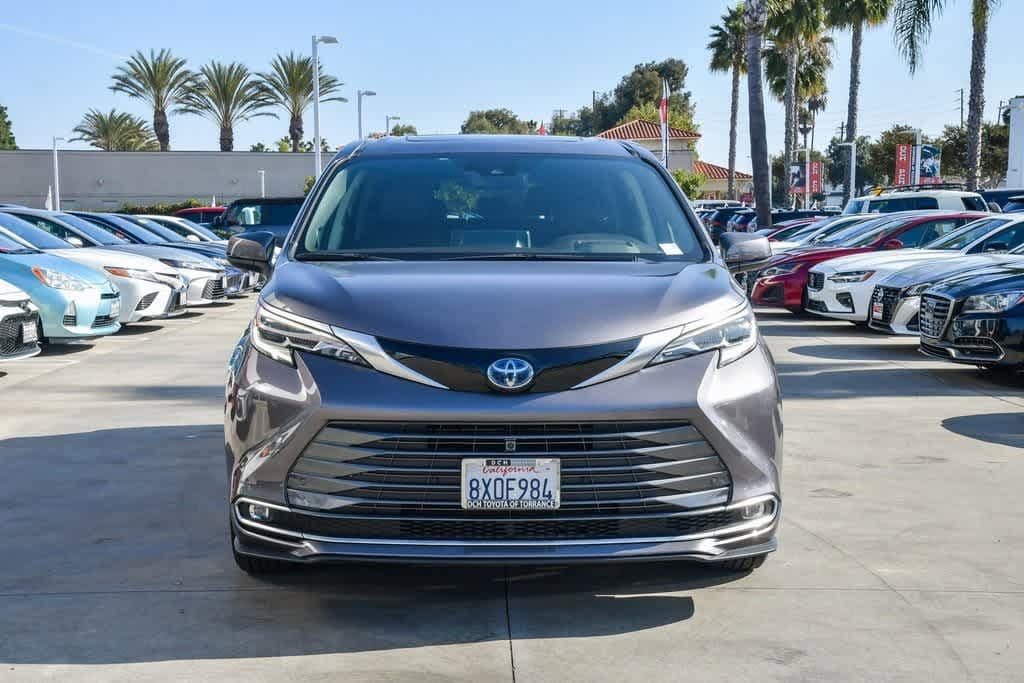 Used 2021 Toyota Sienna Platinum Mini-van, Passenger