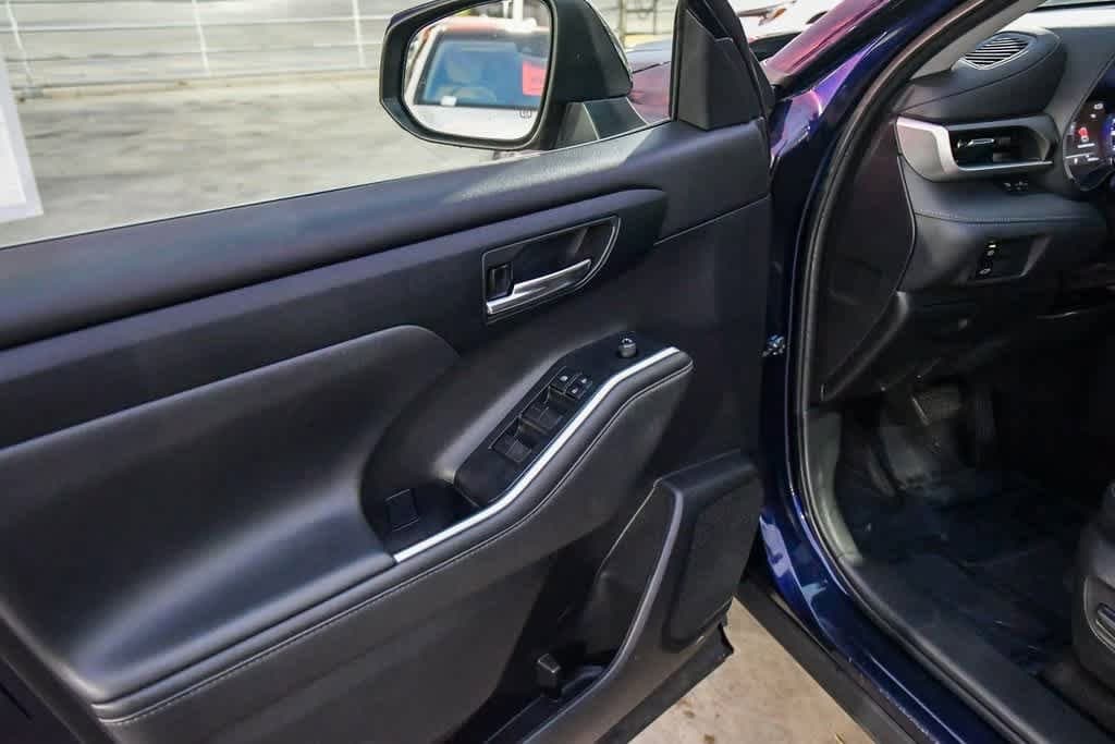 Thumbnail: 2022 Toyota Highlander - 21