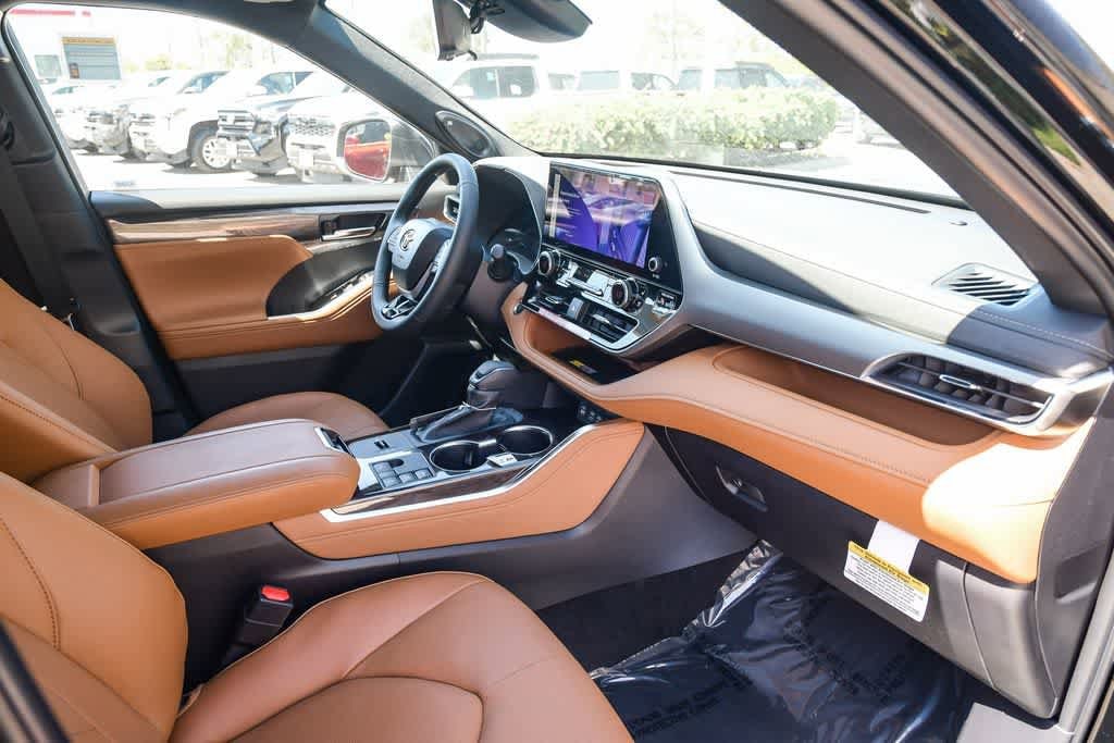 Thumbnail: 2026 Toyota Highlander - 15