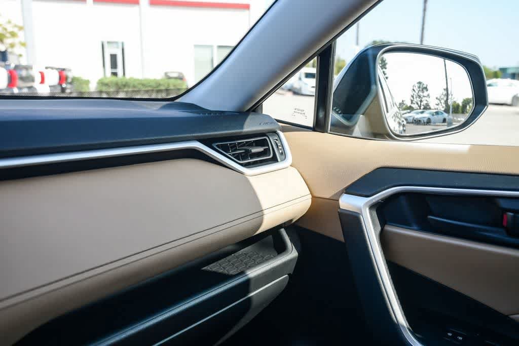 Thumbnail: 2019 Toyota RAV4 - 21