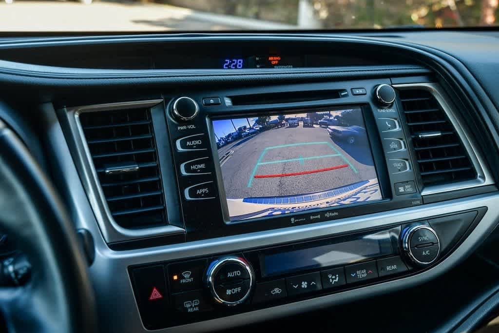 Thumbnail: 2019 Toyota Highlander - 25