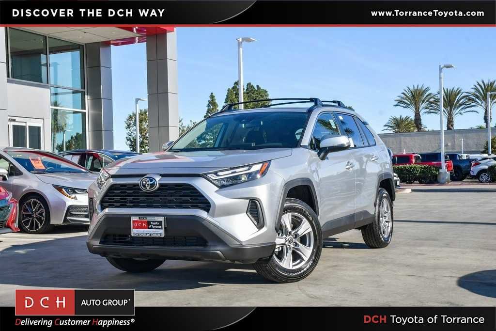 2025 Toyota RAV4 XLE's photo