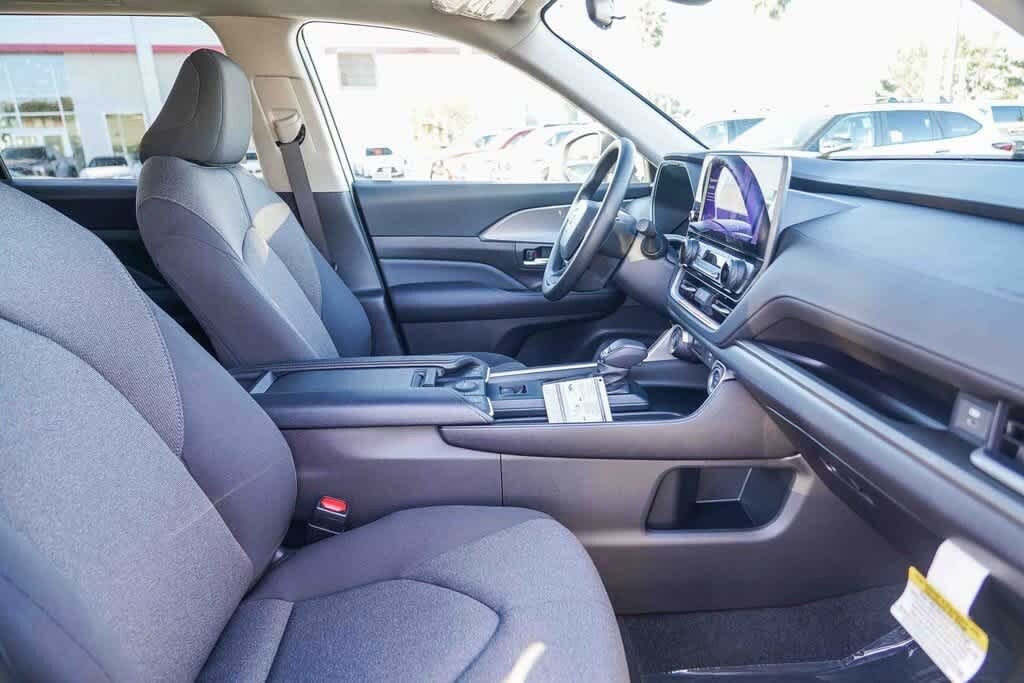 Thumbnail: 2026 Toyota Grand Highlander - 16