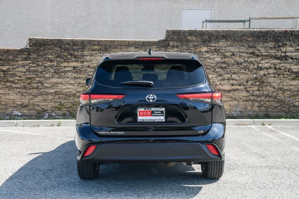 2023 Toyota Highlander LE photo 3