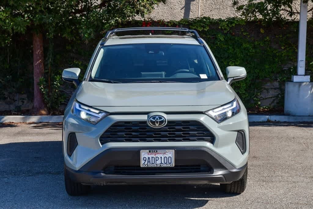 2022 Toyota RAV4 XLE photo 2