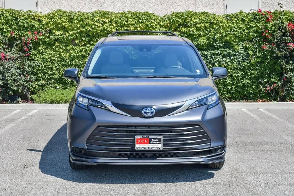 2025 Toyota Sienna LE 2
