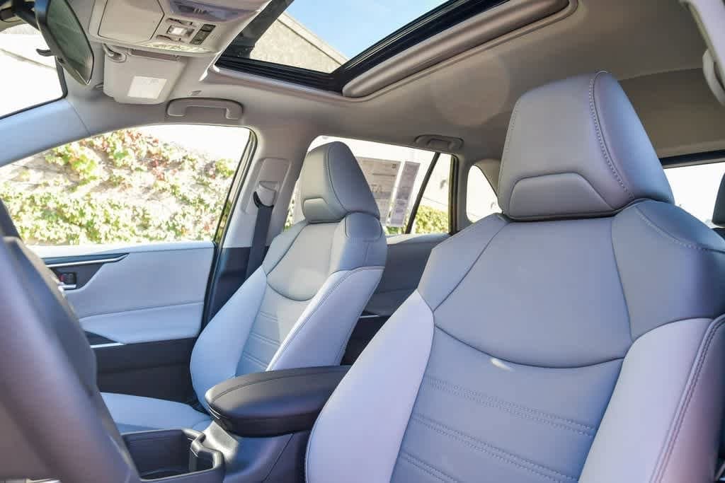 Thumbnail: 2025 Toyota RAV4 - 17