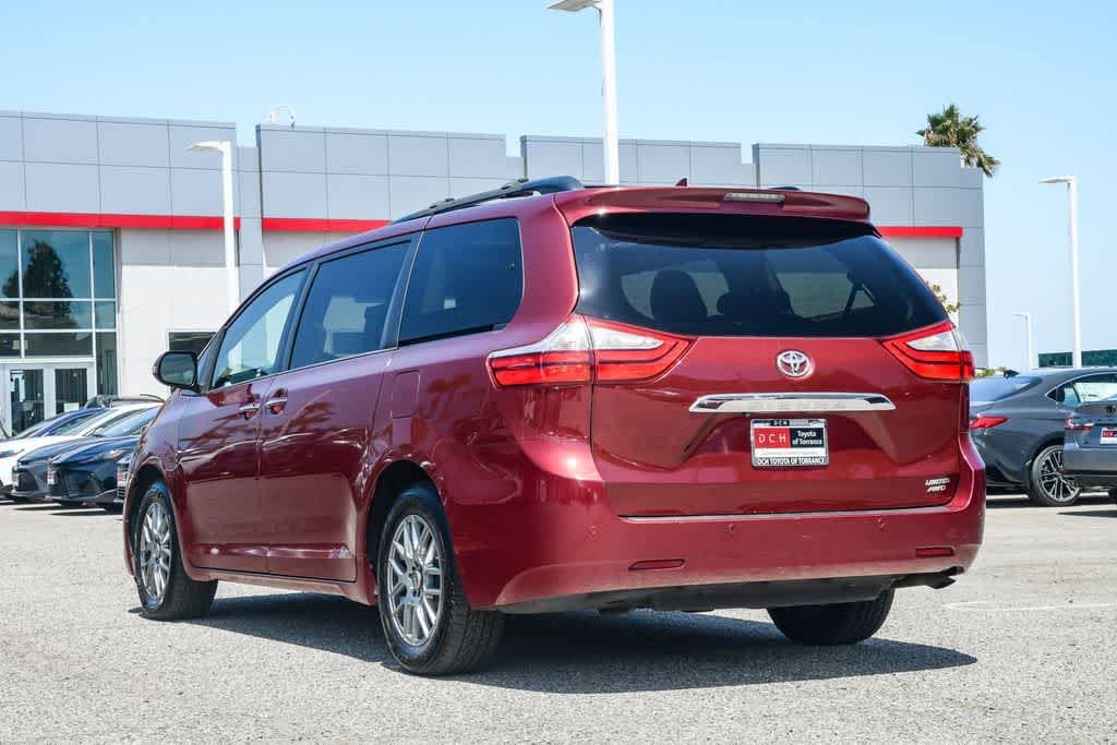 Thumbnail: 2015 Toyota Sienna - 9