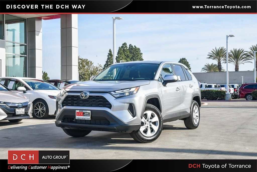 2025 Toyota RAV4 LE's photo