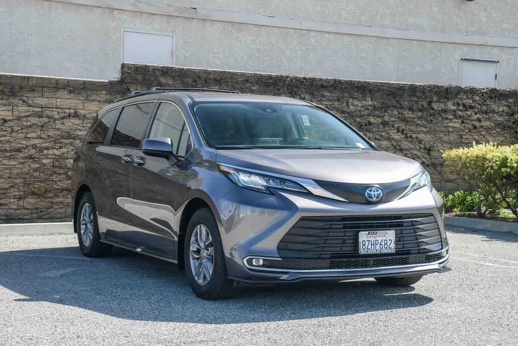 Thumbnail: 2022 Toyota Sienna - 3