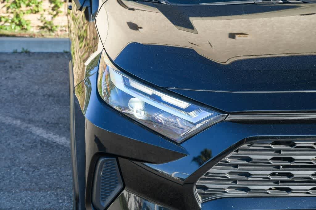 2022 Toyota RAV4 Hybrid XLE photo 4
