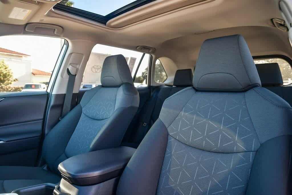 Thumbnail: 2025 Toyota RAV4 - 17