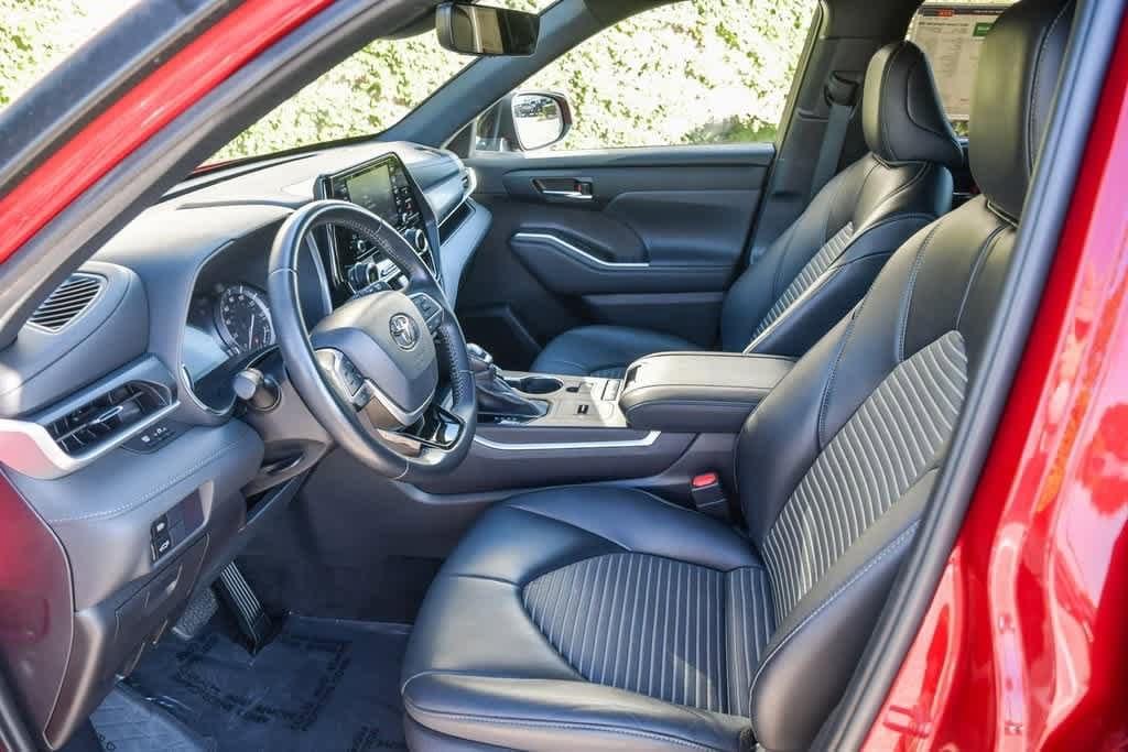 Thumbnail: 2022 Toyota Highlander - 16