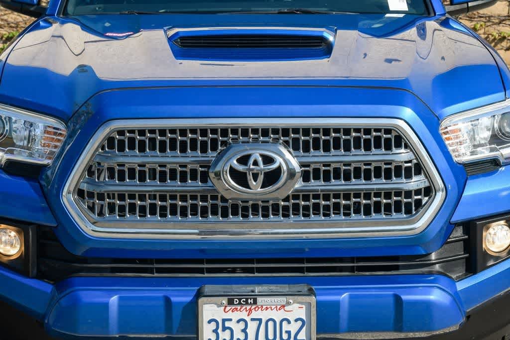 2017 Toyota Tacoma TRD Sport photo 4