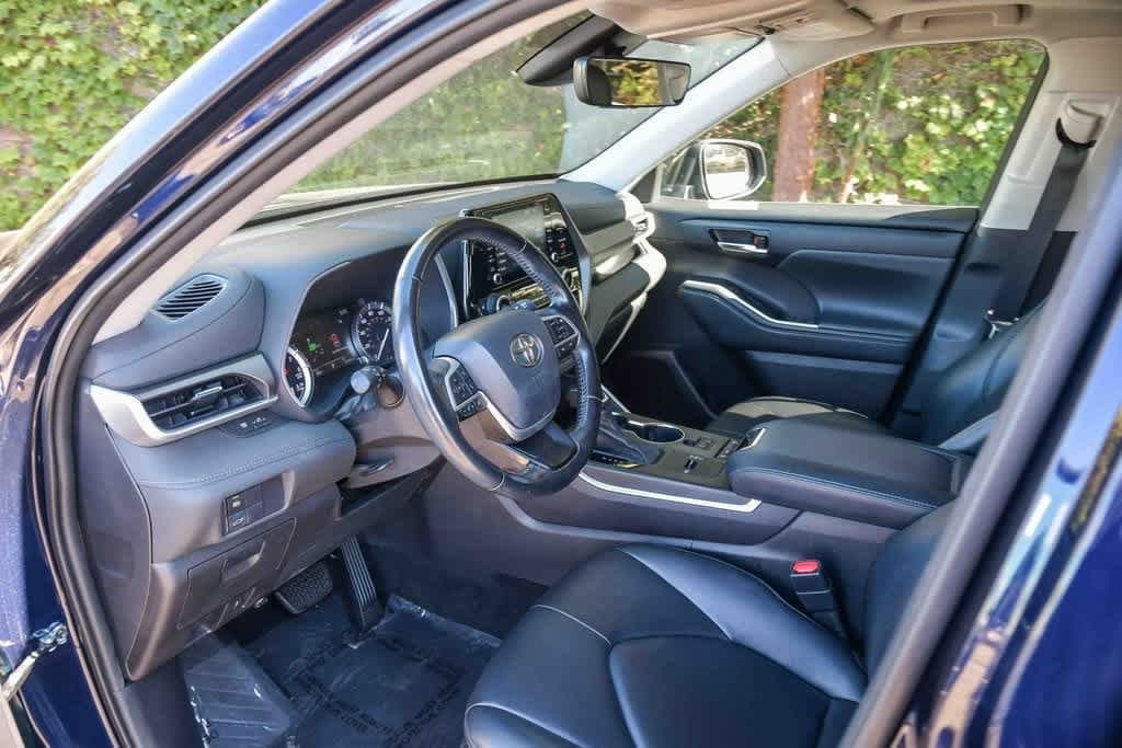 Thumbnail: 2022 Toyota Highlander - 16