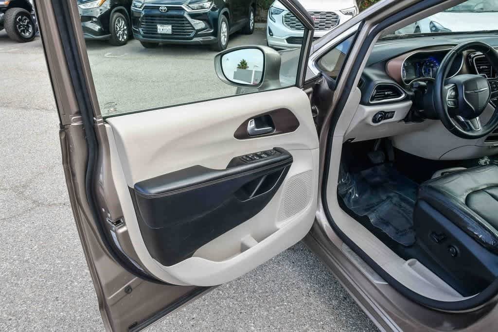 Thumbnail: 2017 Chrysler Pacifica - 22