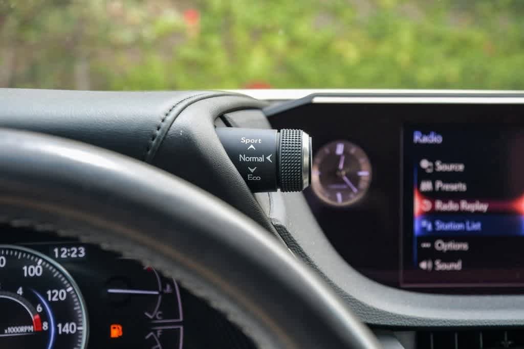 Thumbnail: 2020 Lexus ES - 26