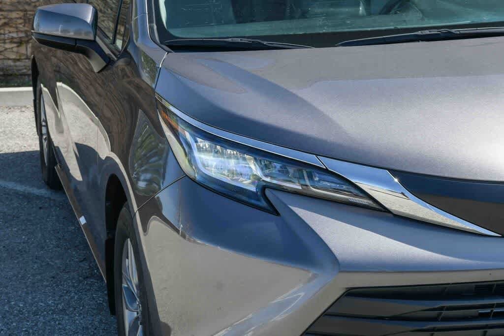 Thumbnail: 2022 Toyota Sienna - 4