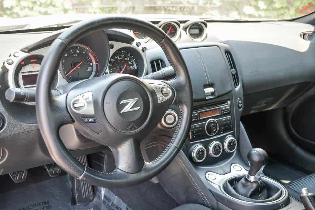 Thumbnail: 2010 Nissan Z - 25