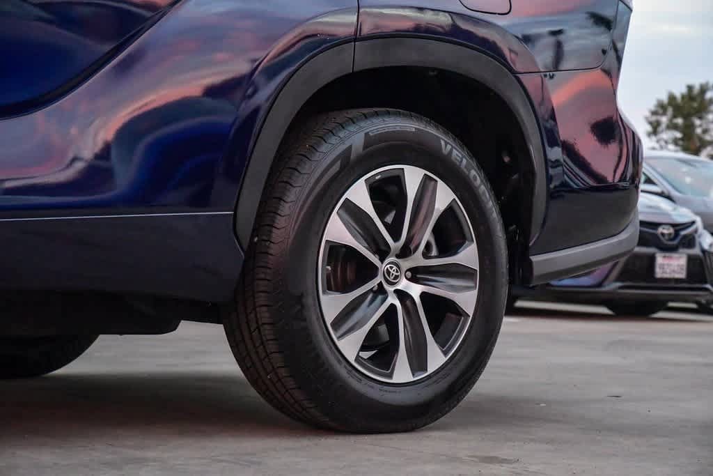 Thumbnail: 2022 Toyota Highlander - 11