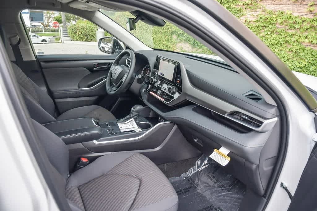 2025 Toyota Highlander LE 15