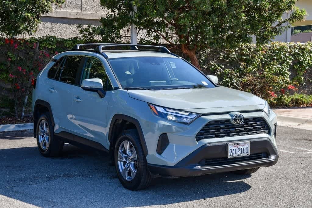 2022 Toyota RAV4 XLE photo 3