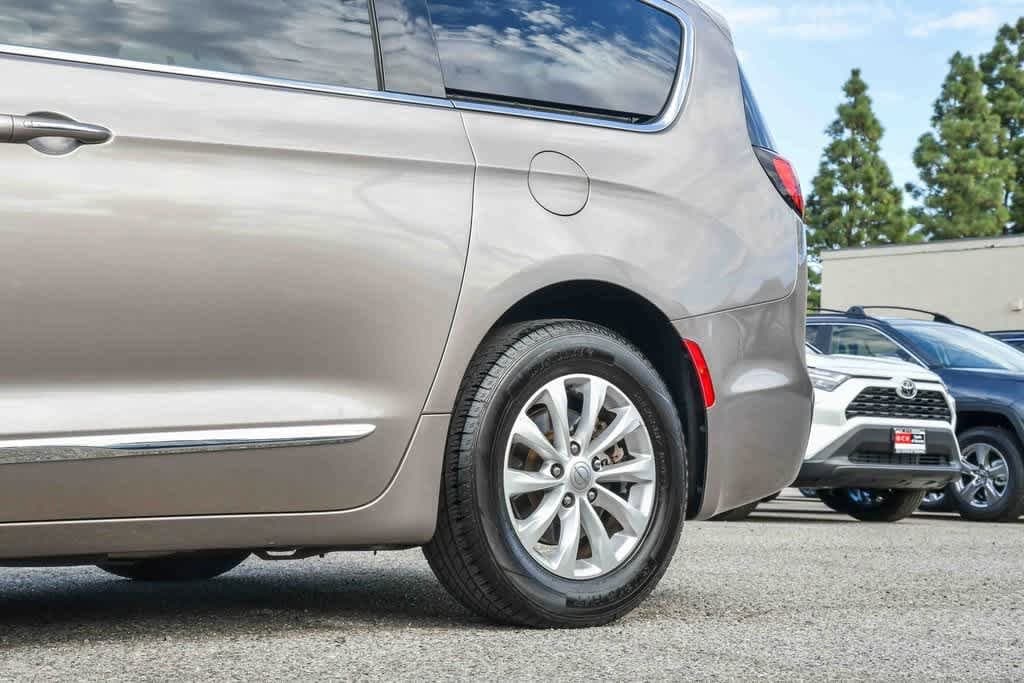 Thumbnail: 2017 Chrysler Pacifica - 11