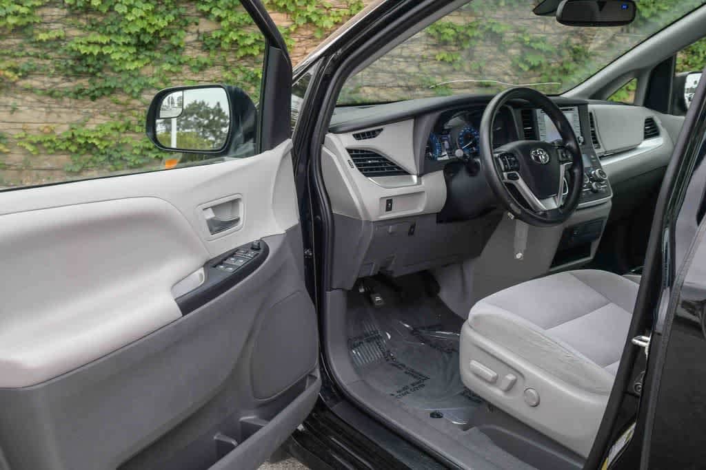 Thumbnail: 2020 Toyota Sienna - 24