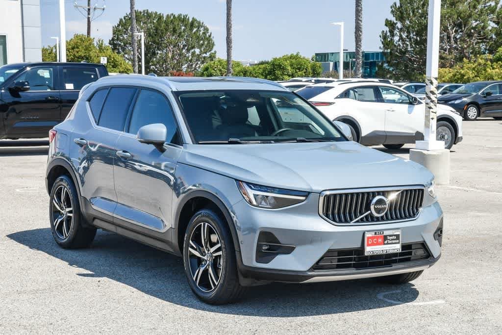 Thumbnail: 2023 Volvo XC40 - 2