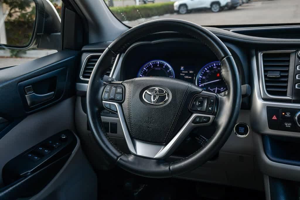 Thumbnail: 2019 Toyota Highlander - 12