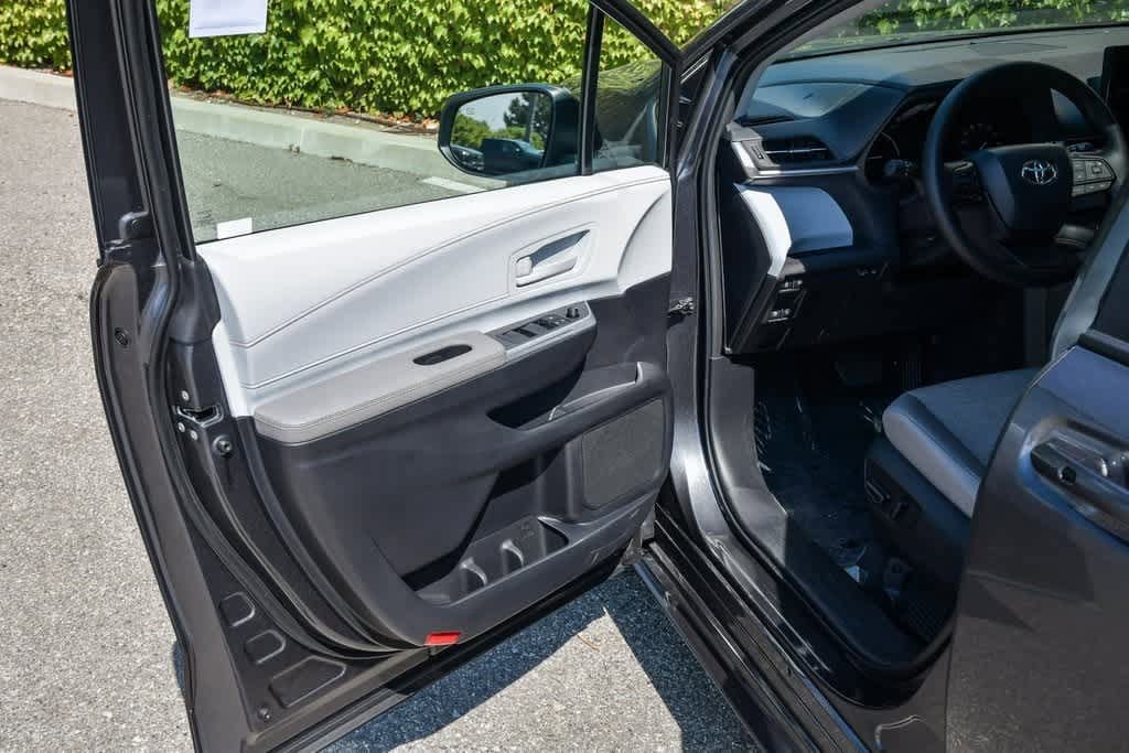 2025 Toyota Sienna LE 21
