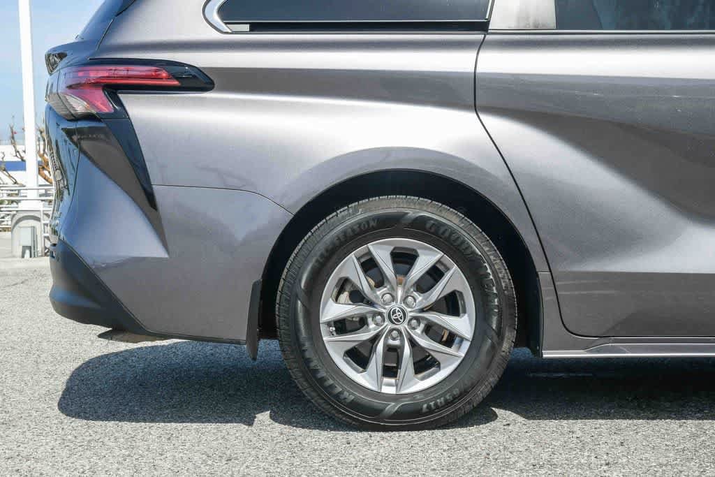 Thumbnail: 2022 Toyota Sienna - 10