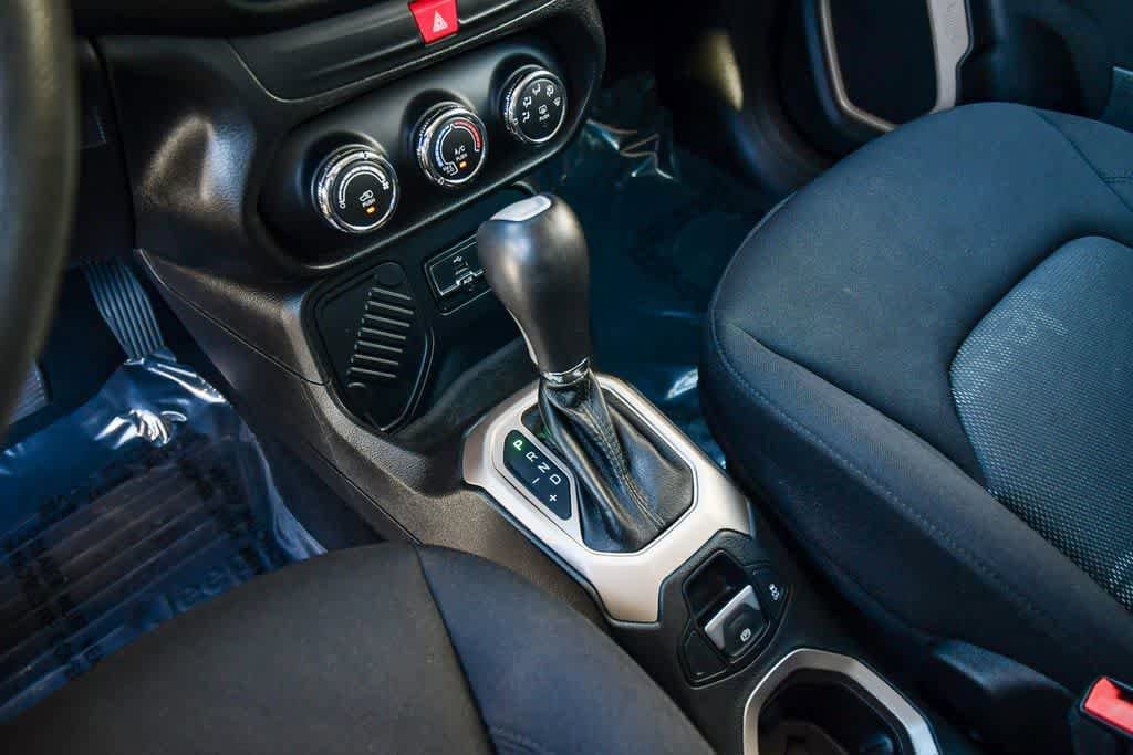 Thumbnail: 2016 Jeep Renegade - 19