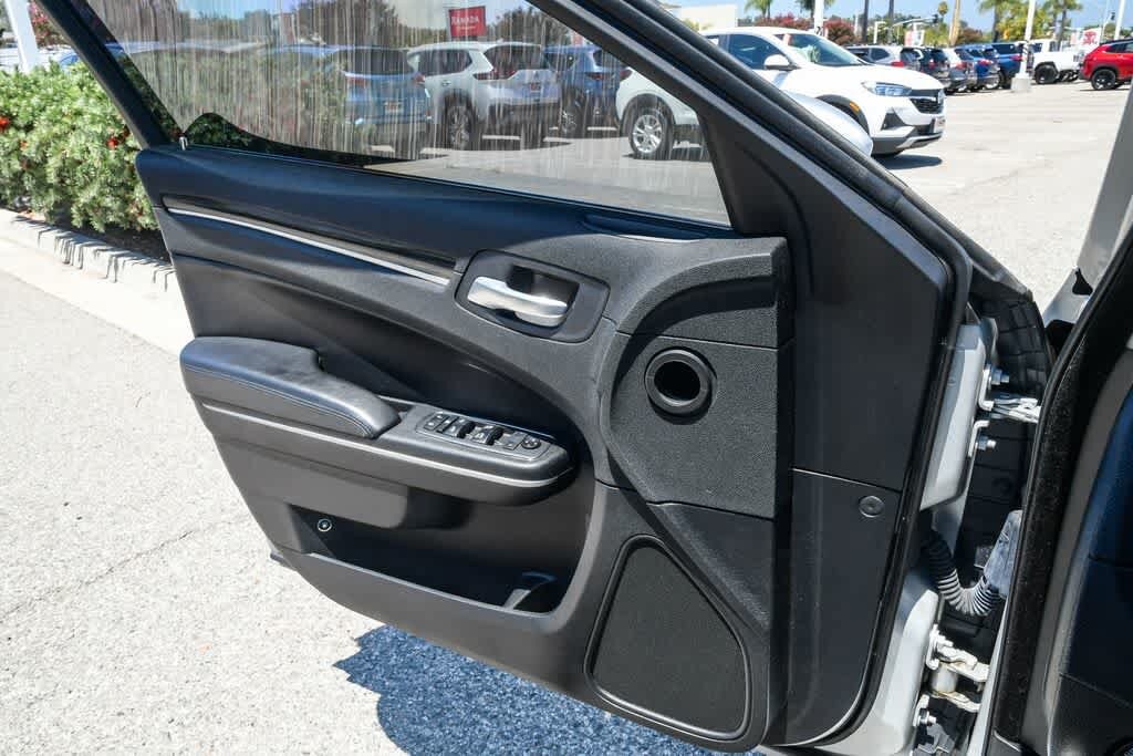 Thumbnail: 2019 Chrysler 300 - 23