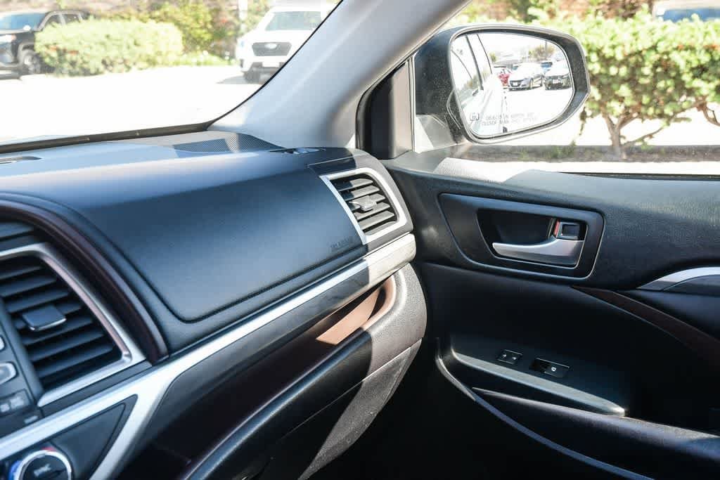 Thumbnail: 2019 Toyota Highlander - 21