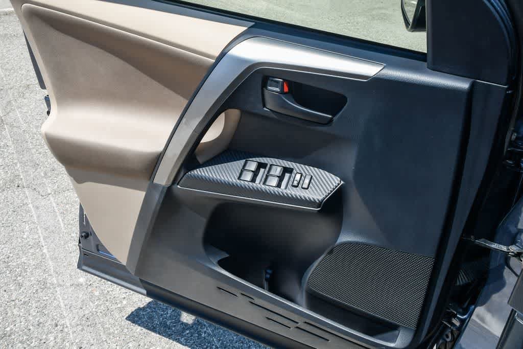 Thumbnail: 2013 Toyota RAV4 - 23