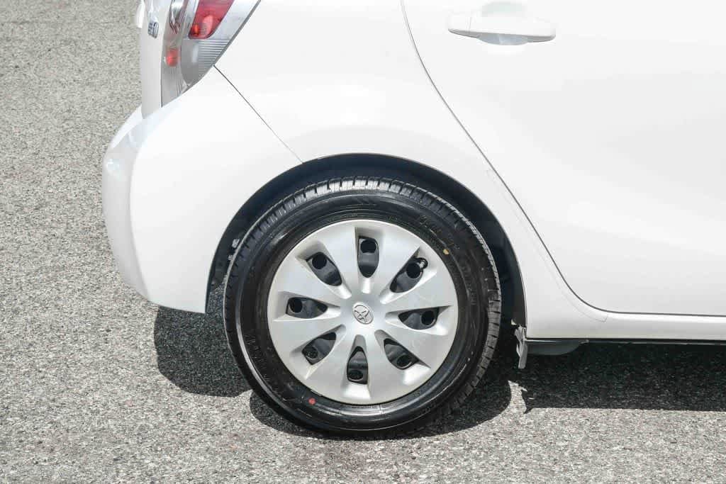 Thumbnail: 2013 Toyota Prius c - 10