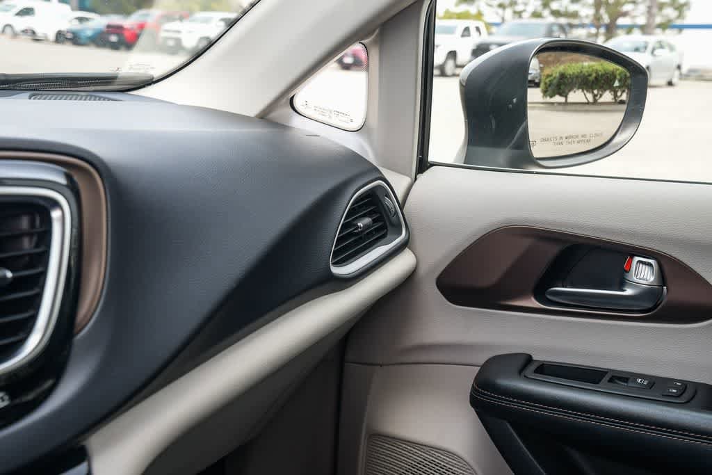 Thumbnail: 2019 Chrysler Pacifica - 21