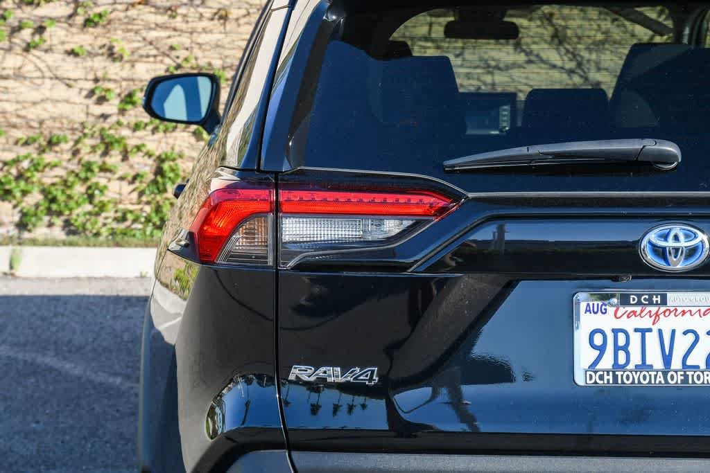 2022 Toyota RAV4 Hybrid XLE photo 6